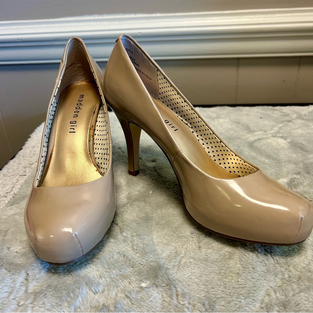 Beige Heels Madden Girl Sz 6 NWOT Round Toe Patent Finish Getta
